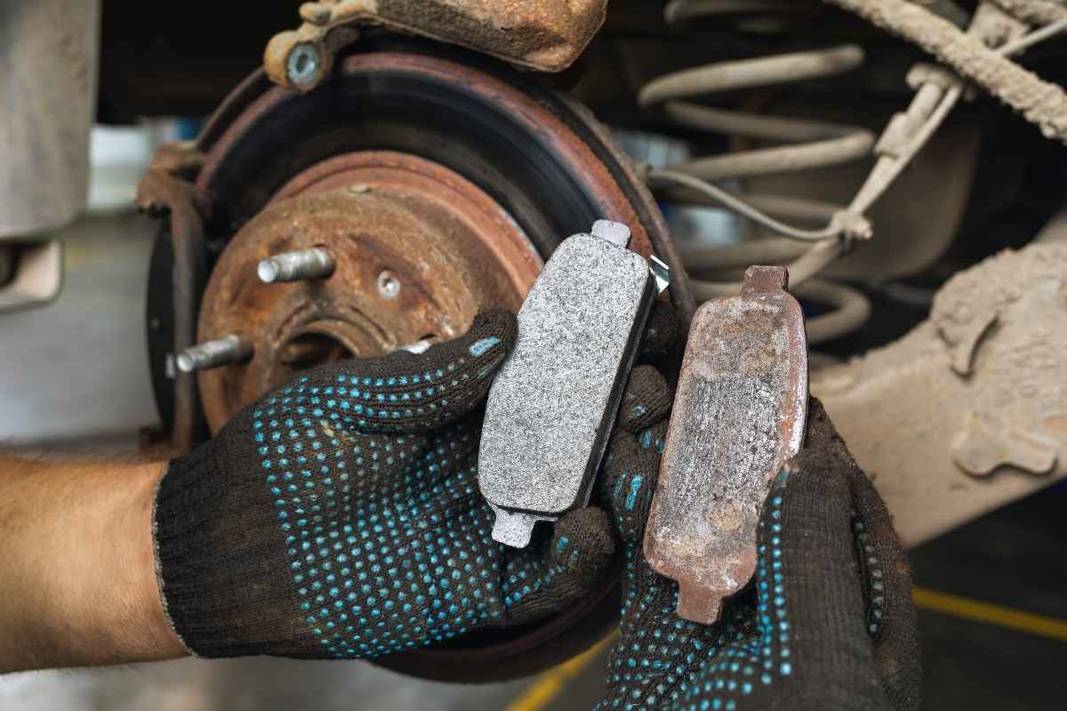 majstor proverava kočnice na automobilu